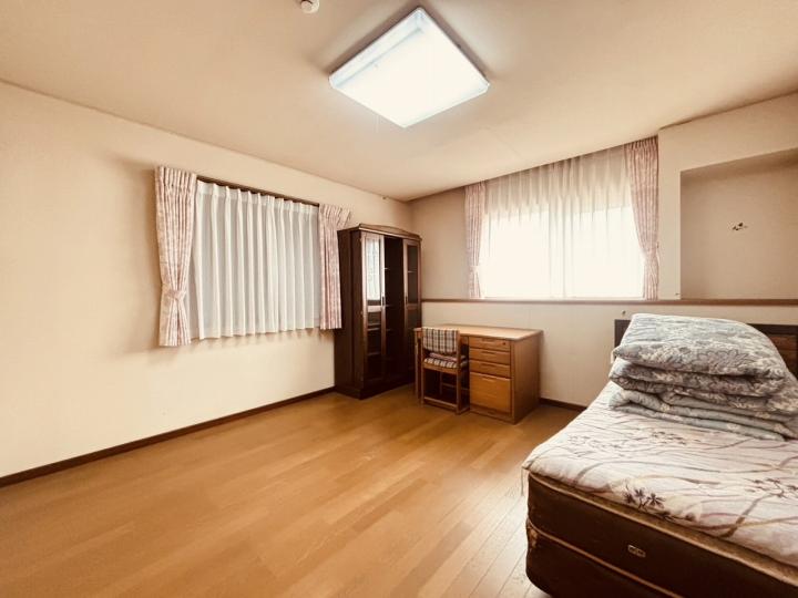 約8畳の洋室です。南側に窓もございます。