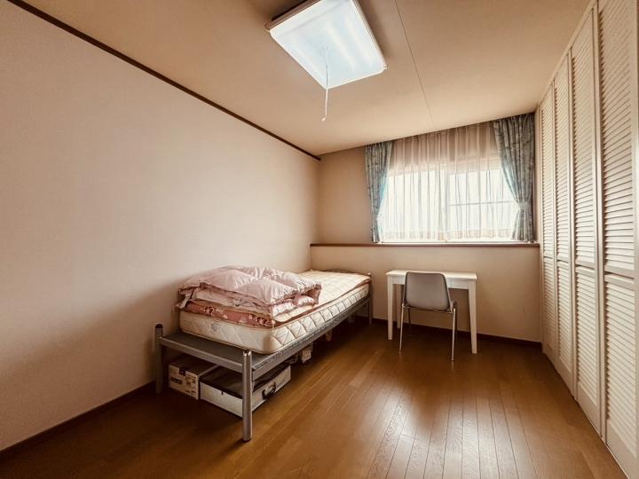 約6畳の洋室です。南側に窓もございます。