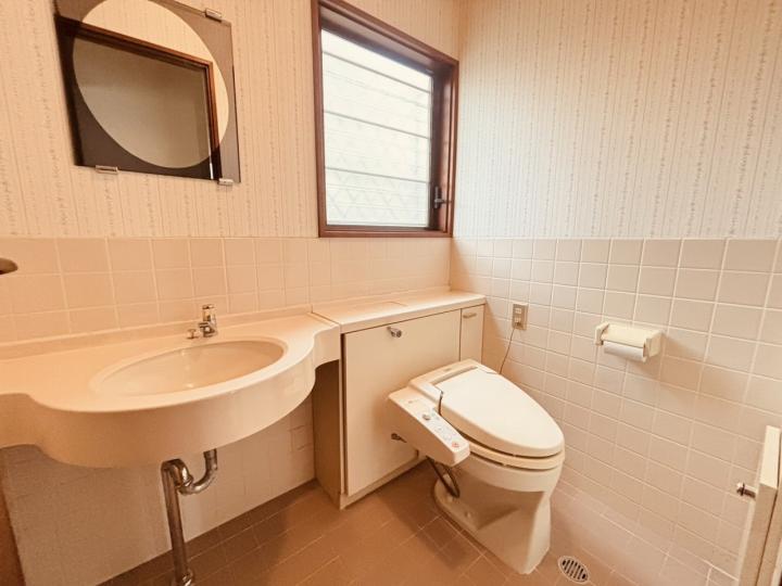 トイレです。手洗い場もついております。