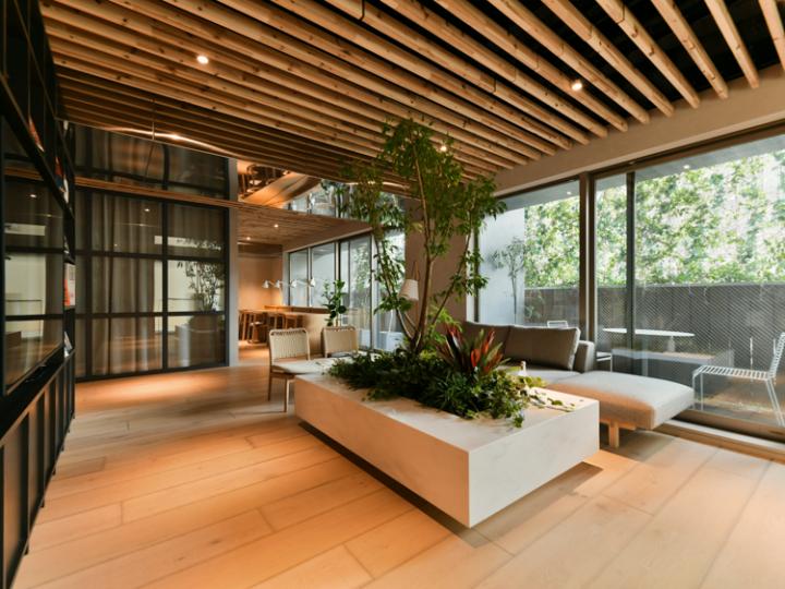木材を利用した落ち着きのある約120平米の共用スペース「1.5PLACE」