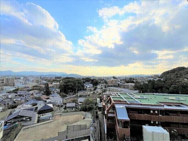5階部分・東向きバルコニーからの眺望です。晴れた日には、開放感のある広い青空が楽しめます。