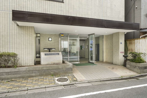 防犯面に配慮されたオートロック付き、日勤管理のマンションです。