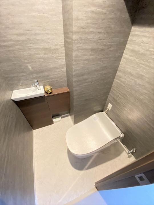 タンクレスのトイレです。便座自動開閉機能付きです。