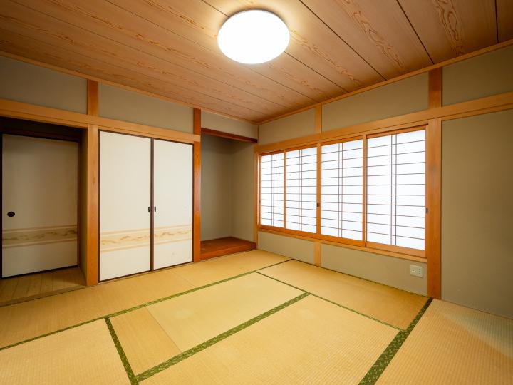 8帖の和室です。収納と床の間があります。