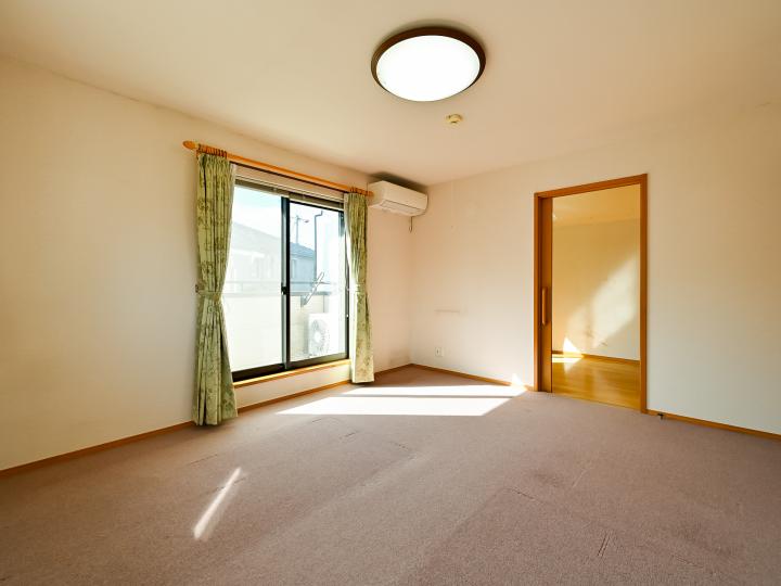 2階部分約9帖の洋室です！