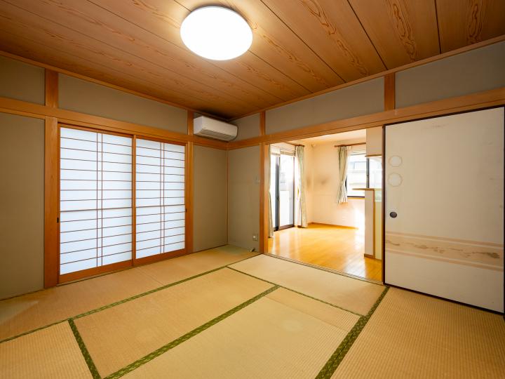 8帖の和室です。収納と床の間があります。
