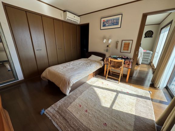 １階洋室８帖。壁一面クローゼットが設置してあります。