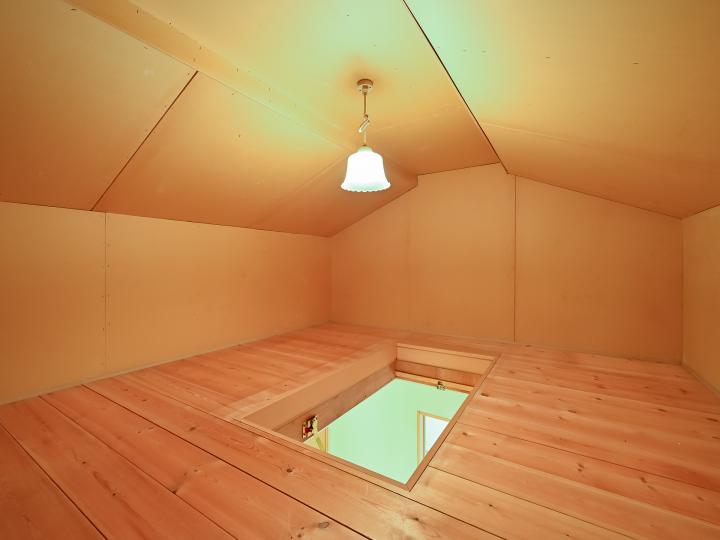 屋根裏収納