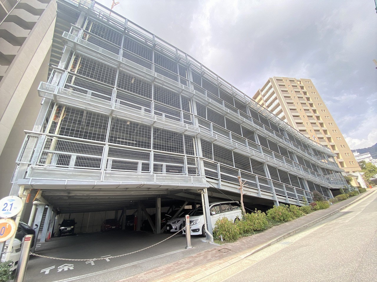 敷地内は自走式駐車場となっております