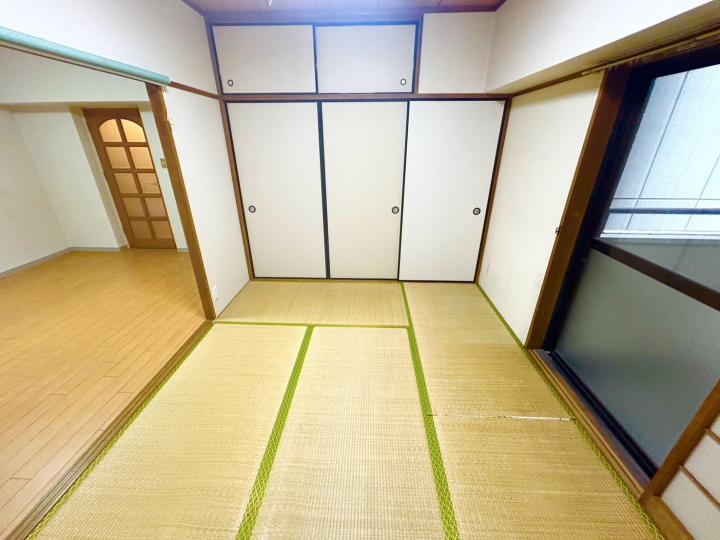 玄関の先には靴などが置ける収納があります。