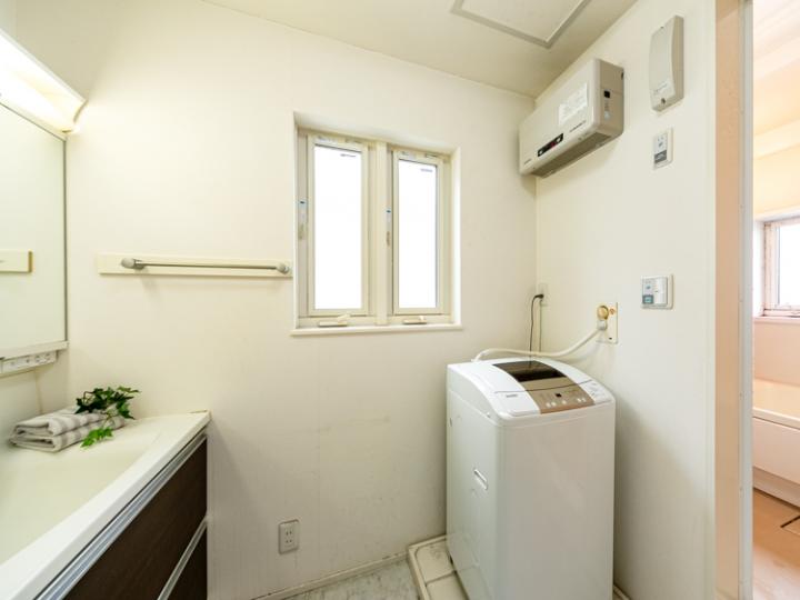 洗面所には換気窓がございますので、入浴後の換気が可能です！