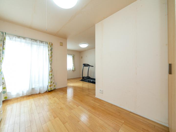 約6帖のお部屋が連なっており、間仕切りにより2部屋へ変更可能です。