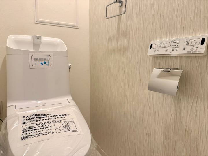 トイレ(タンク／温水洗浄便座)
