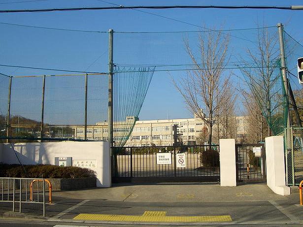 阿武野小学校　徒歩約１７分（１，３６０ｍ）