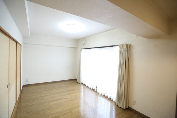 地上6階建3階部分。LDは南向きバルコニーに面しています。陽当たり・通風・眺望良好で快適な住空間。