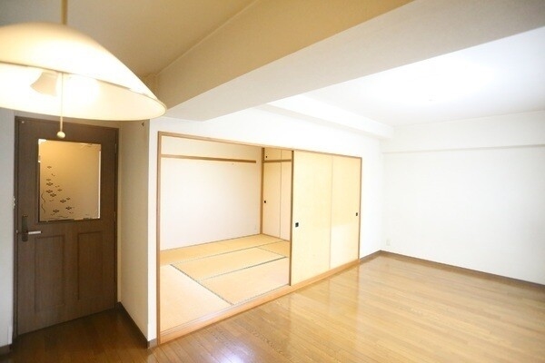 LDに約6帖の和室が隣接。引き戸を開放して一体化することで、広々とした空間で寛ぐことができます。