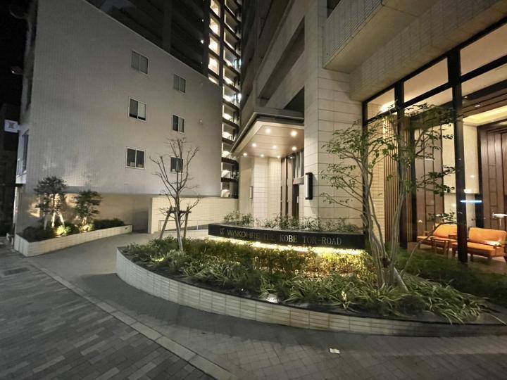 ■2019年7月築のマンション■夜のエントランス