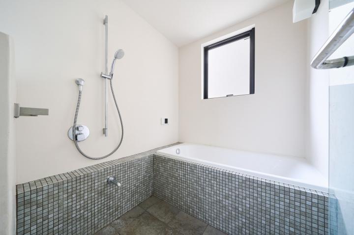 タイル張りの白を基調としたBath Room