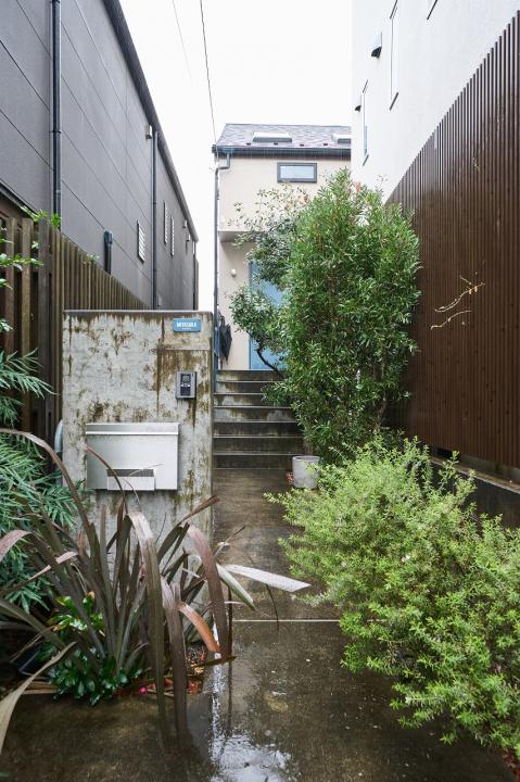 植栽の緑が迎えるエントランスポーチ