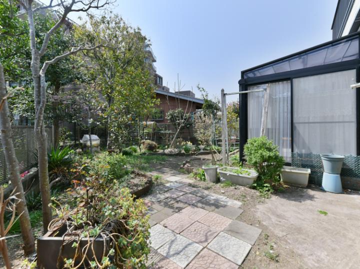 南向きのお庭です。ガーデニング等のお庭いじりが自由に楽しめます