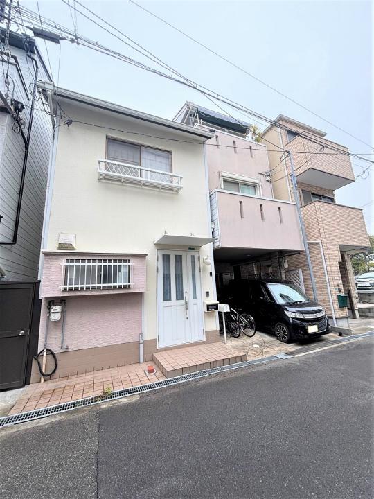 玄関東側に面して道路