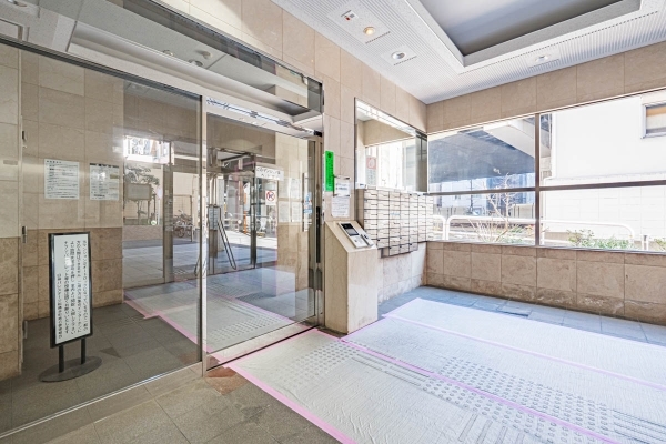 エントランスの自動ドアは、不審者や勧誘員などの建物内立ち入りを防いでくれるオートロック付きです。