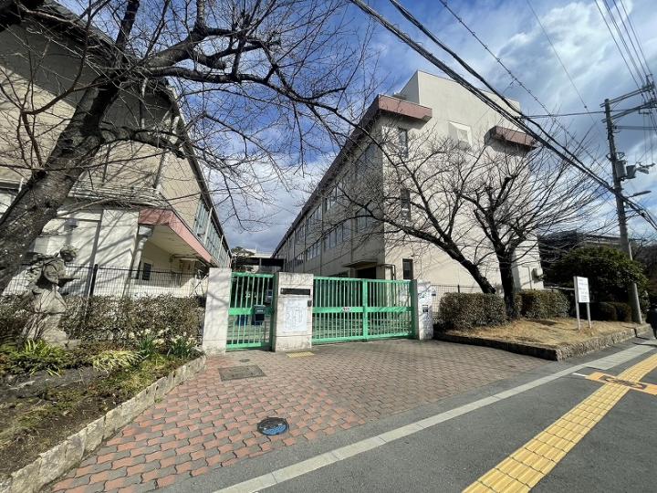 三島小学校約３５０ｍ