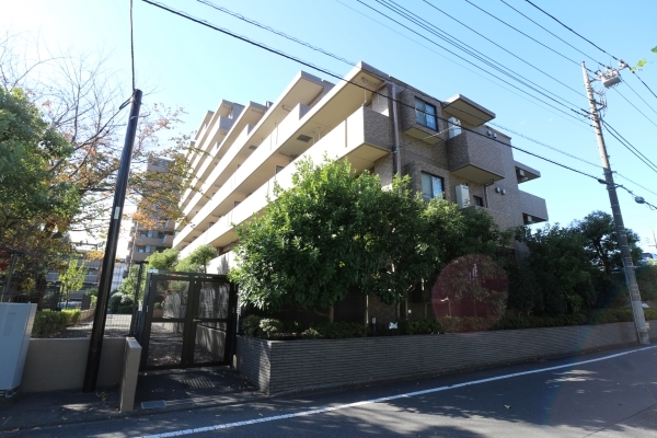 タイル張りの建物外観