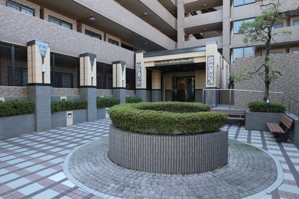 広々としてゆとりのあるエントランスアプローチ