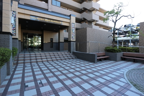 広々としてゆとりのあるエントランスアプローチ