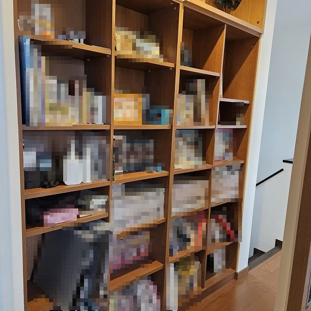 2階廊下備え付けの本棚