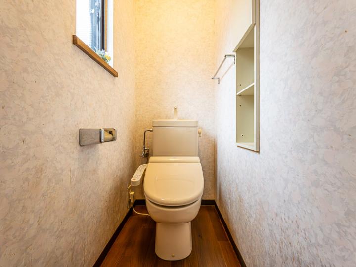 白を基調としたシンプルな清潔感のあるトイレです。