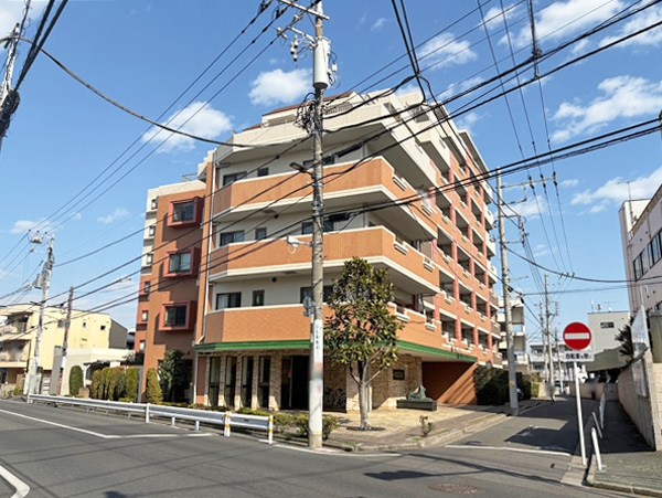 ２面が道路に接する開放的な敷地形状を生かして、陽光に恵まれた室内です