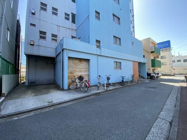 前面道路を含む外観写真