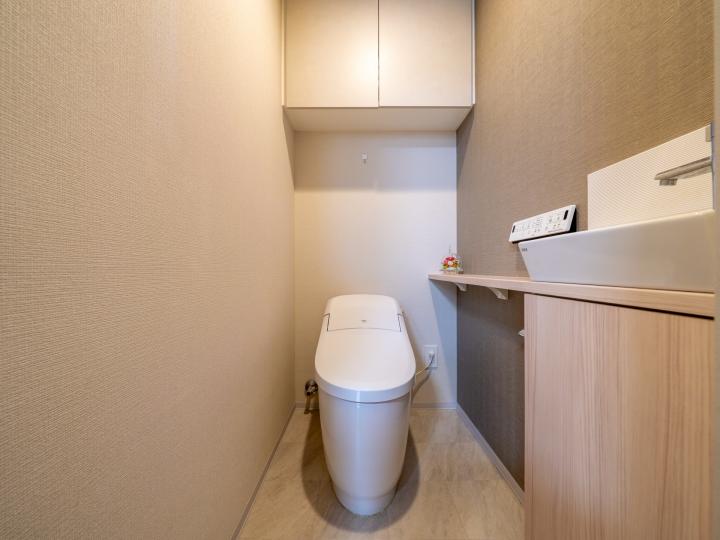 タンクレス型で、手洗いもございます。