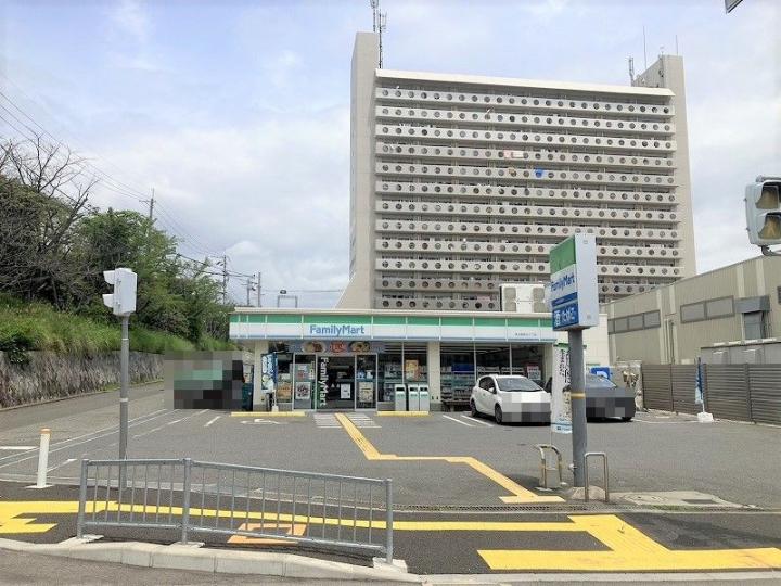 ファミリーマート泉北晴美台三丁店まで約1080ｍ（徒歩14分）