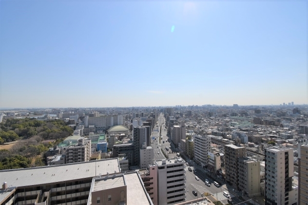 南側バルコニーからの眺望、周りに高い建物がない為開けております