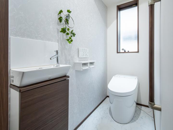 白を基調としたシンプルな清潔感のあるトイレです。