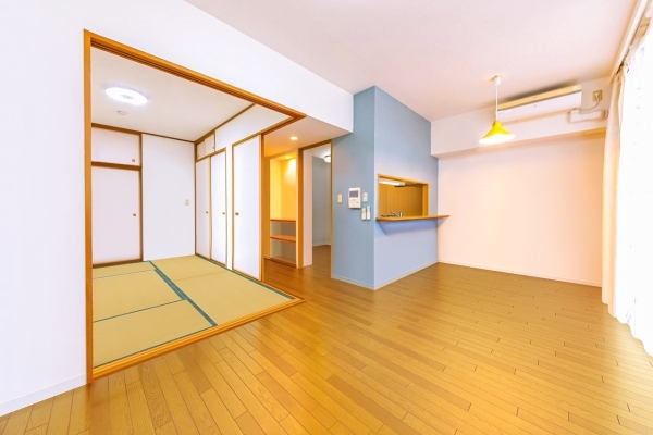 キッチンと和室の間にはニッチ（収納）を設置　ＣＧで作成したリフォームイメージです。
