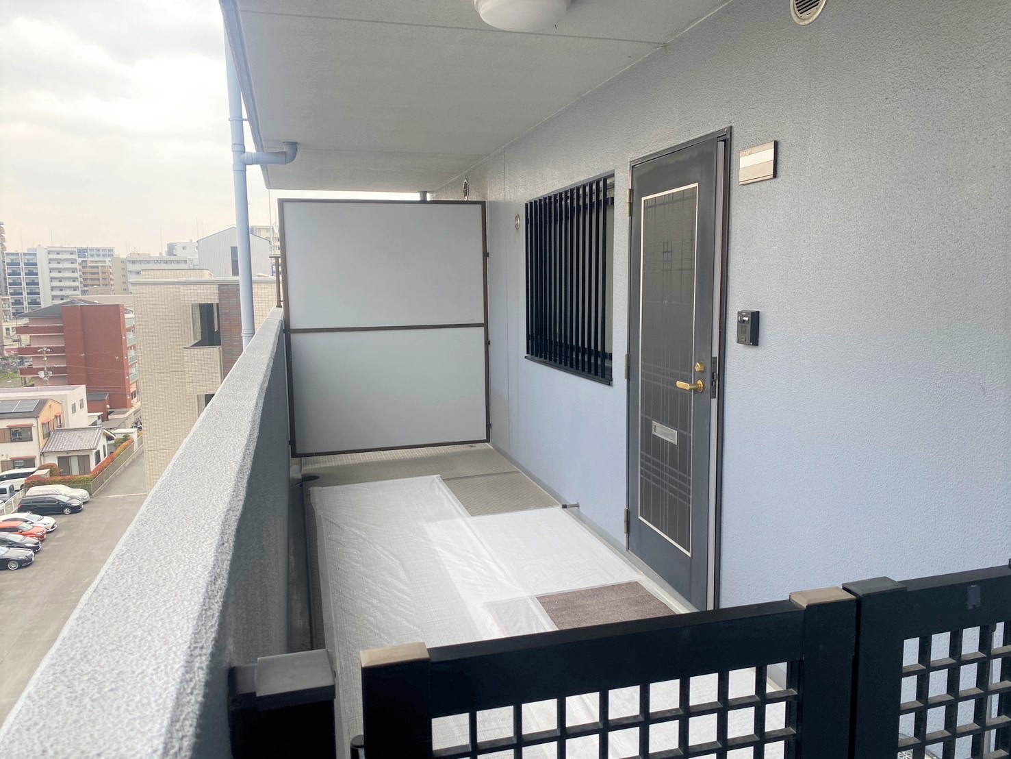 玄関前に専用ポーチがございます！ （角住戸のみです）