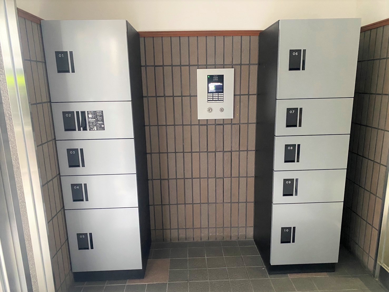 エントランスには宅配ボックスがあり、ご不在時でもお荷物をお受け取りいただけます！