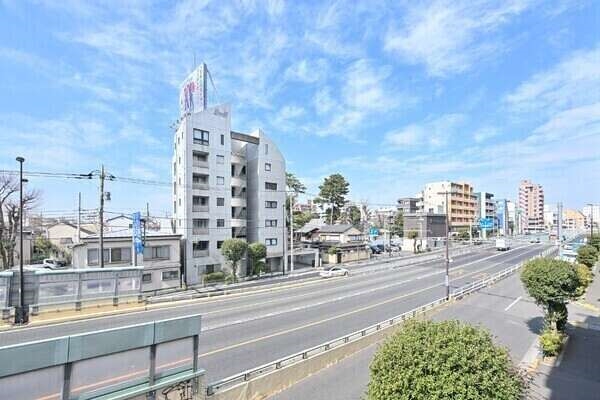 7階建の3階部分に所在。バルコニー前面は大きな通りに面しているため、開放的な眺望が広がっております。
