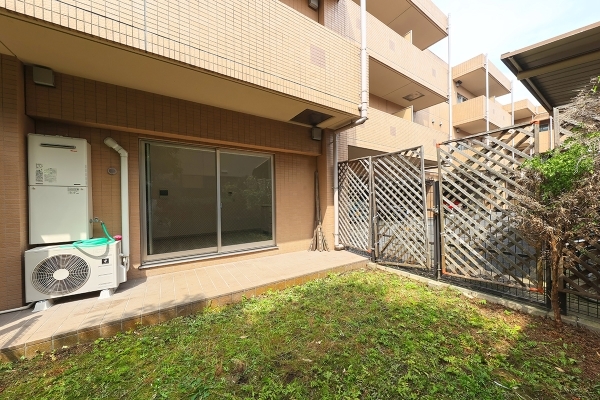 専用テラス（5.88平米）、専用庭（17.22平米）