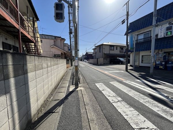 西側前面道路