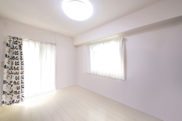 約6.0帖の洋室2。2面採光で明るいお部屋です（CGで作成したリフォームイメージです）