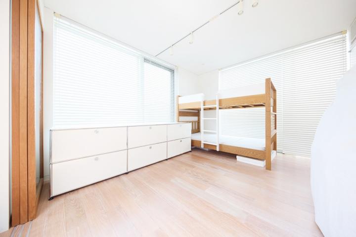 テラス、納戸付の約7帖の居室