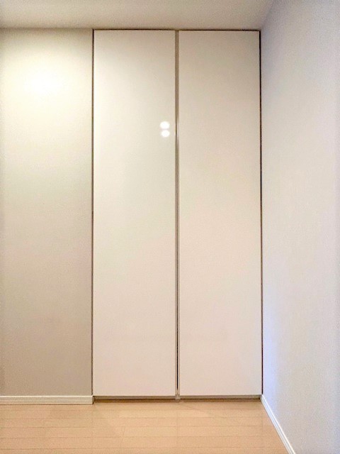 奥行きのある玄関前の収納
