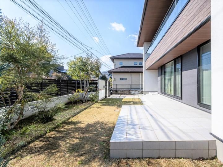 ダイニングから眺められる南東の庭