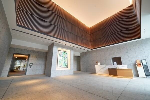 吹き抜けのあるエントランスホール。便利なフロントサービスが利用でき、日々の暮らしはより豊かに。