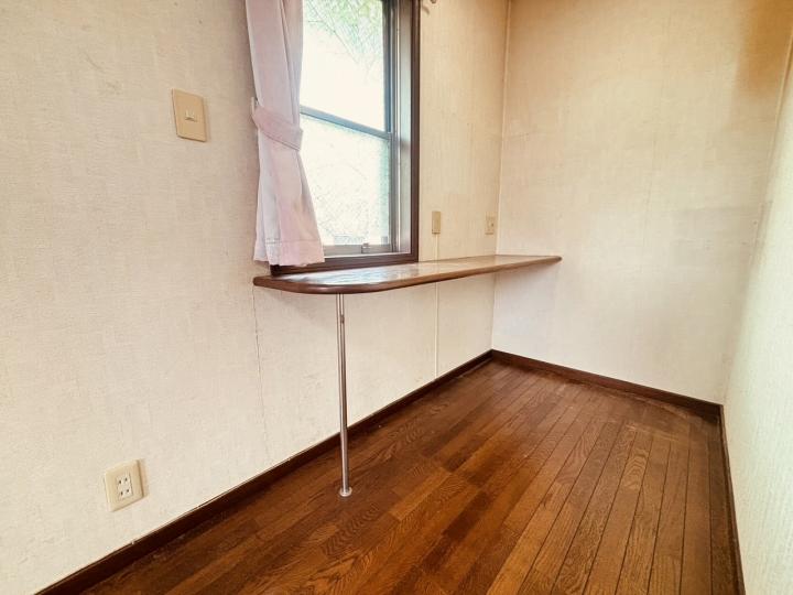 2階9畳洋室に書斎ございます。